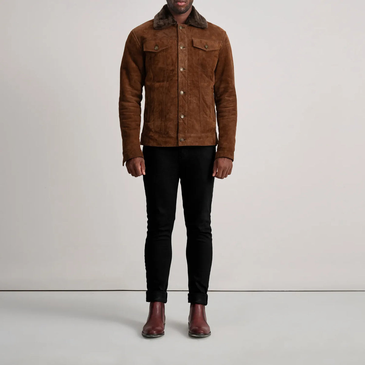 Dallis Brązowa Suede Shearling Trucker Kurtka Skórzana Męska - Lateral Side Profile View Showing Sleeve Cut &amp; Athletic Taper Fit