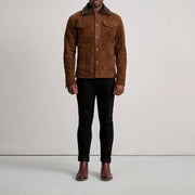 Dallis Brązowa Suede Shearling Trucker Kurtka Skórzana Męska - Lateral Side Profile View Showing Sleeve Cut &amp; Athletic Taper Fit
