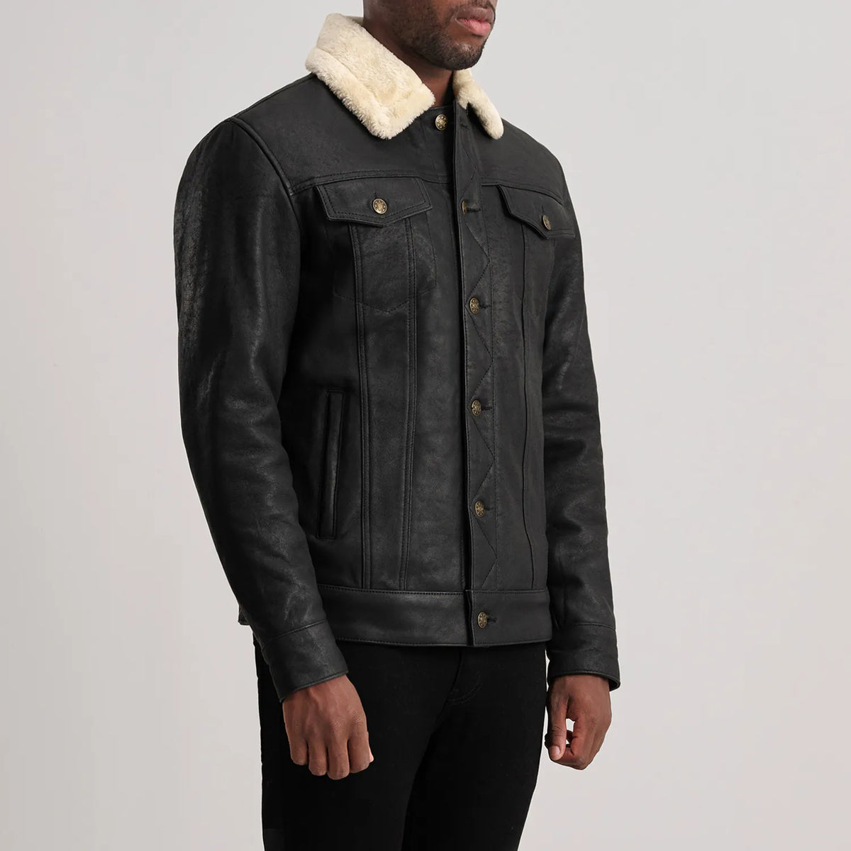 
Distressed Black Sheepskin Snuffed Aviator Jacket - Widok z tyłu z dopasowanymi ramionami i czystym dołem