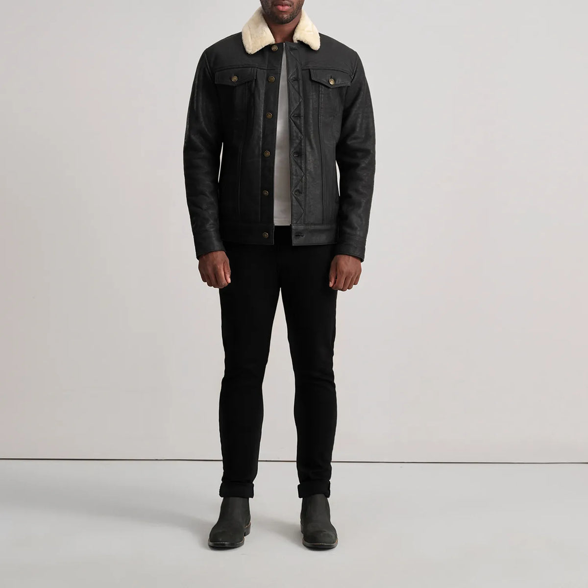 
Dallis Tumbled Black Shearling Trucker Jacket - Widok z boku z ergonomicznym krojem rękawa