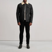 
Dallis Tumbled Black Shearling Trucker Jacket - Widok z boku z ergonomicznym krojem rękawa