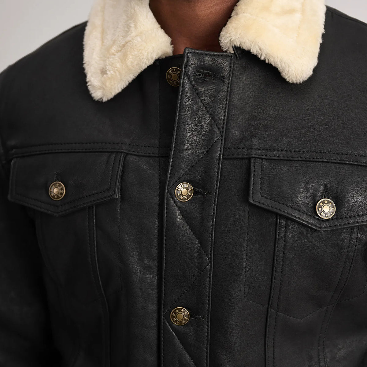 
Widok podszewki Showing Fully Faux Fur Lined & Dwie funkcjonalne kieszenie wewnętrzne