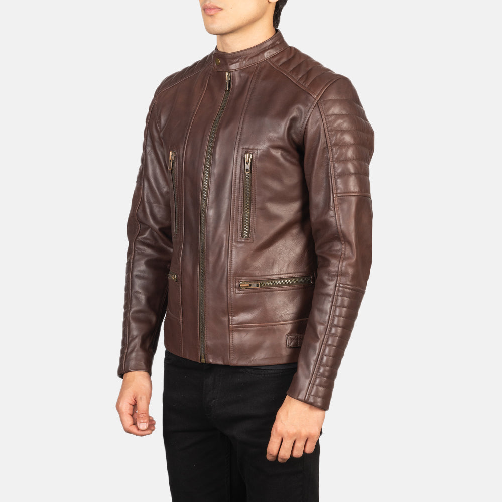 
Zdjęcie na sylwetce:  Damian Grey Suede Biker Jacket na modelu w naturalnym świetle dziennym