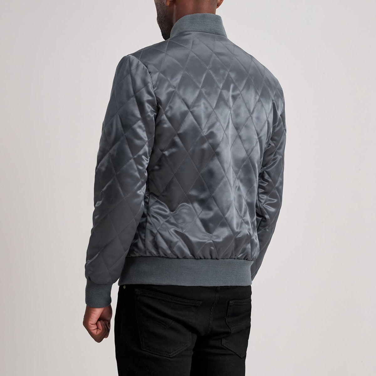 Close-Up Detail of Varsity &amp; Zipper Hardware on Danson Quilted Grey Varsity Kurtka Skórzana Męska