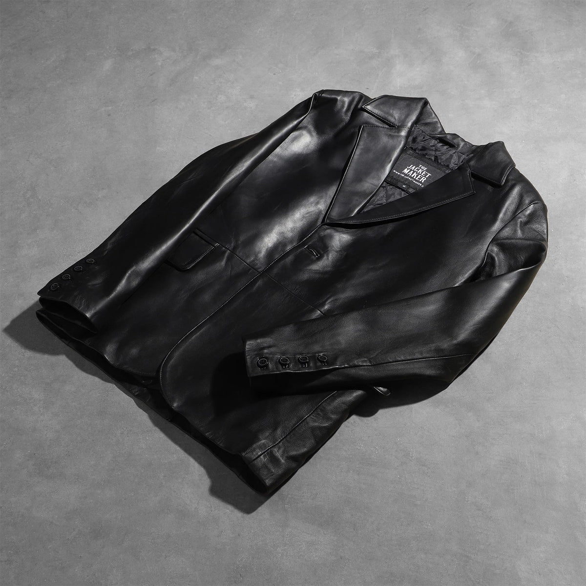 Styled Fit Perspective of Men's Daron Czarna Skórzana Marynarka Męska on Model - Natural Daylight Drape