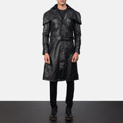 
Black Cowhide Leather Trench Coat - Widok z tyłu z dopasowanymi ramionami i czystym dołem