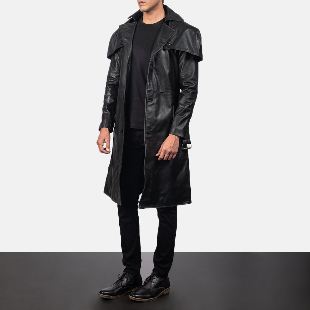 
Deux Czarny Leather Duster Męska - Widok z boku z ergonomicznym krojem rękawa