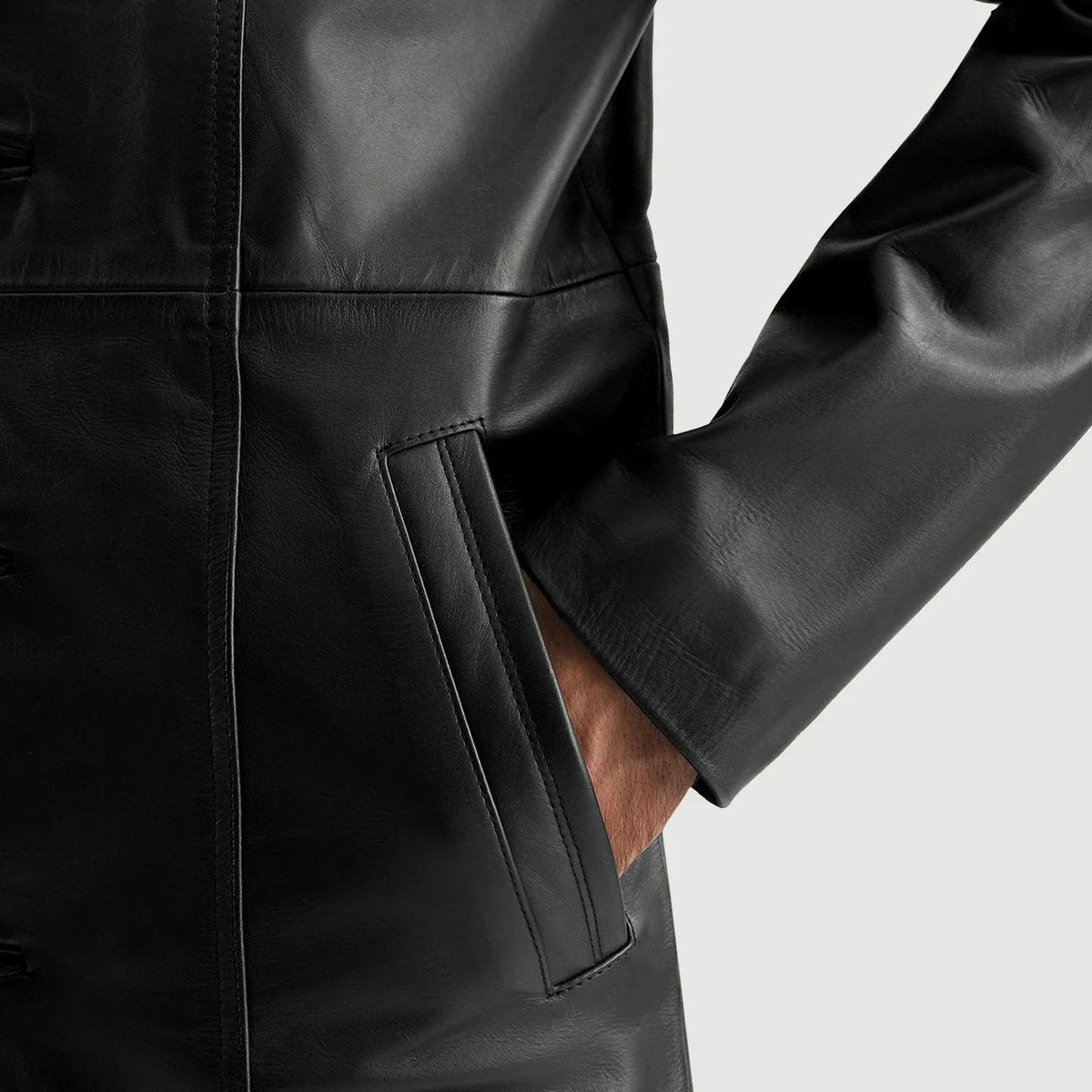 Close-Up Detail of Notch &amp; Button Hardware on Men's Don Long Czarna Skórzany Płaszcz Męska