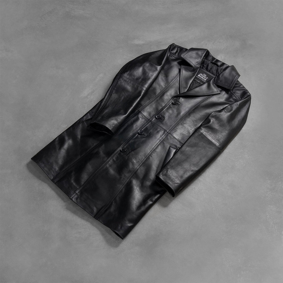 Styled Fit Perspective of Men's Don Long Czarna Skórzany Płaszcz Męska on Model - Natural Daylight Drape