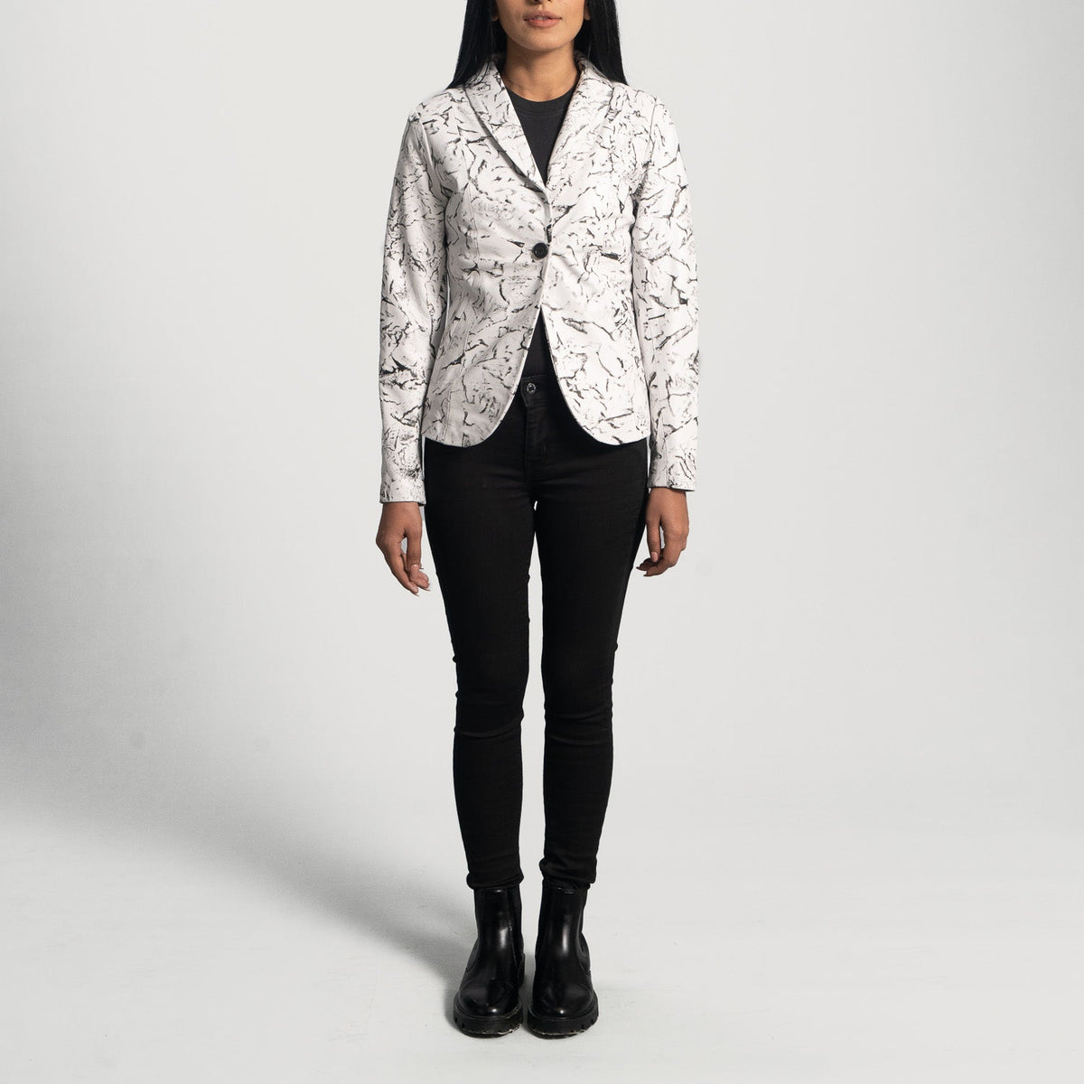 
Szczegółowe zbliżenie of Notch & Button Hardware on Donna Blake White Skórzana Marynarka Damska