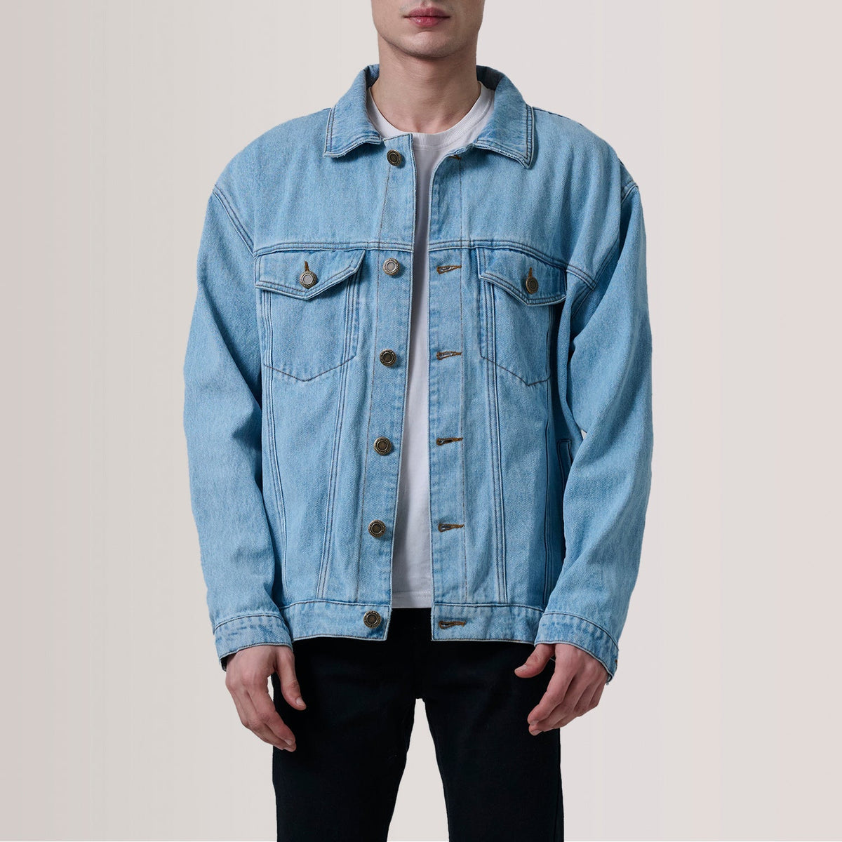 
Eddie Light Niebieski Oversized Denim Trucker Kurtka Skórzana Męska For Men in Light Blue Full-Grain Leather - Widok z przodu i dopasowana sylwetka | Kup online w oficjalnym sklepie