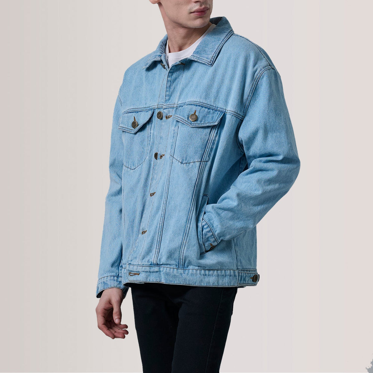 
Eddie Light Niebieski Oversized Denim Trucker Kurtka Skórzana Męska For Men - Widok z boku z ergonomicznym krojem rękawa