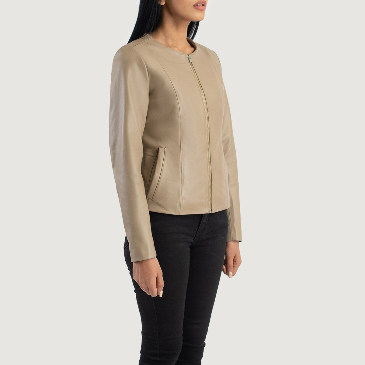 
Beige Sheepskin Leather Biker Jacket - Widok z tyłu z dopasowanymi ramionami i czystym dołem