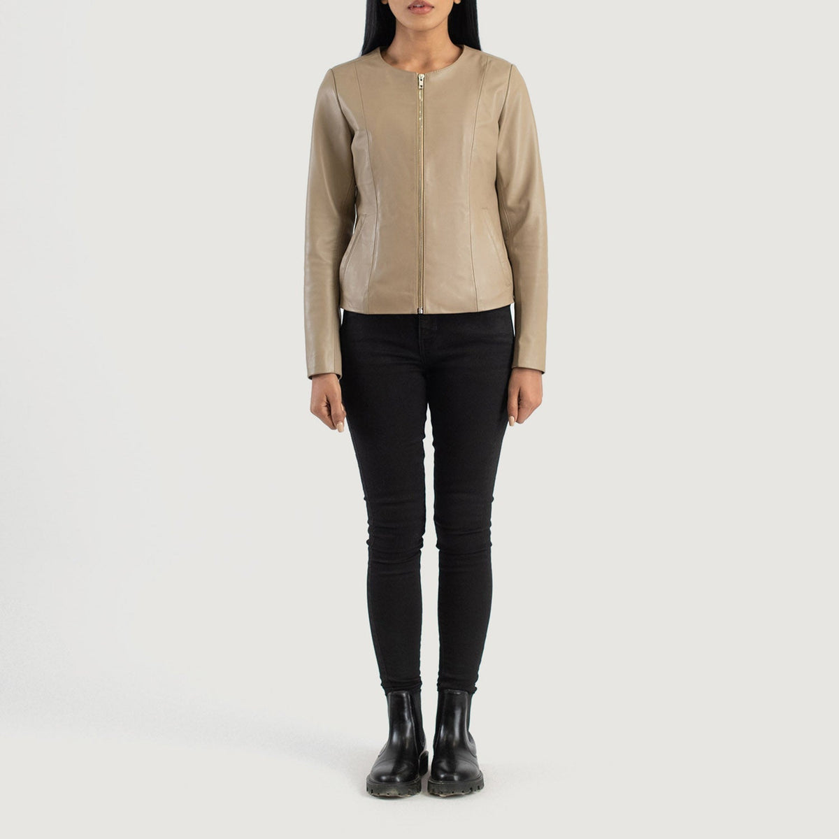 
Elixir Beige Collarless Leather Jacket - Widok z boku z ergonomicznym krojem rękawa