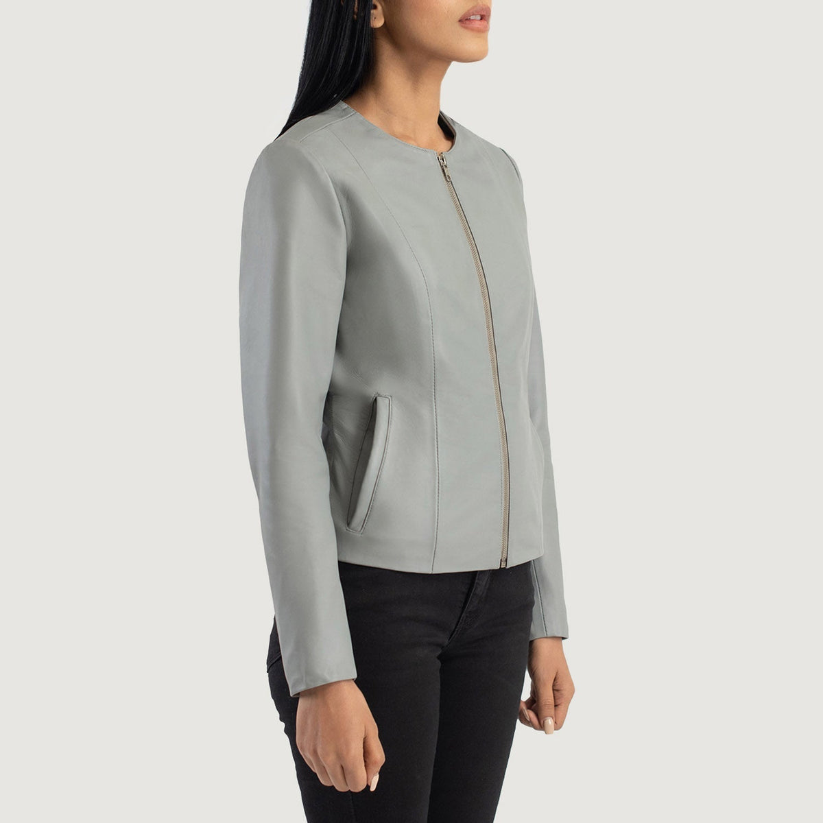 
Zdjęcie na sylwetce:  Elixir Beige Collarless Leather Jacket na modelu w naturalnym świetle dziennym