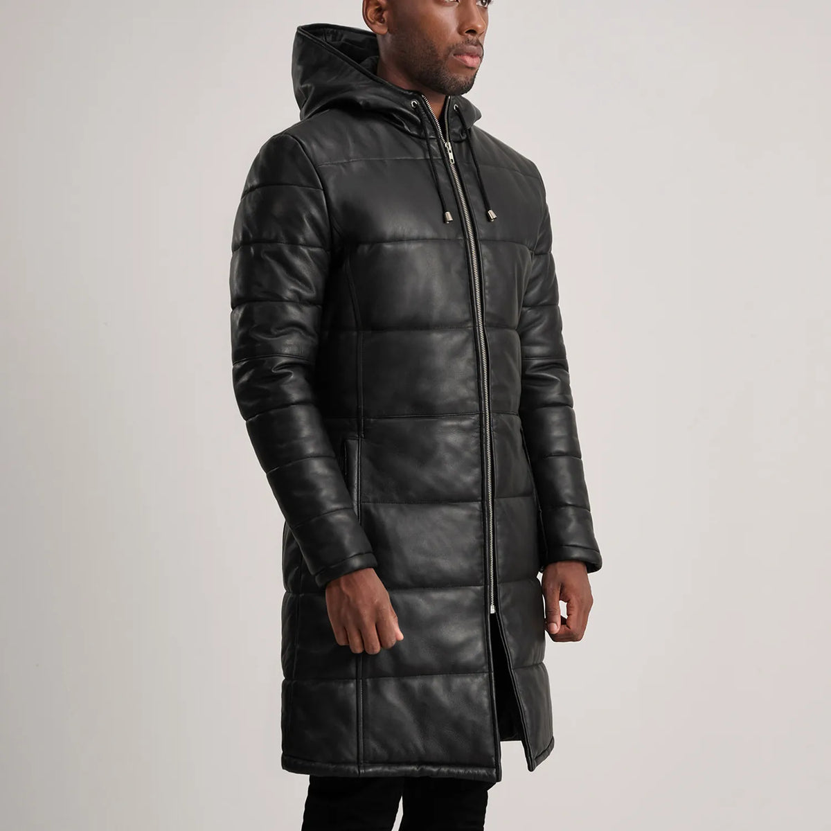
Tan Brown Sheepskin Leather Hooded Jacket - Widok z tyłu z dopasowanymi ramionami i czystym dołem