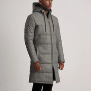 
Zdjęcie na sylwetce:  Floyd Tan Hooded Leather Puffer Coat na modelu w naturalnym świetle dziennym