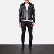 
Furton Black Leather Biker Jacket - Widok z boku z ergonomicznym krojem rękawa