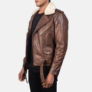 
Zdjęcie na sylwetce:  Furton Black Leather Biker Jacket na modelu w naturalnym świetle dziennym