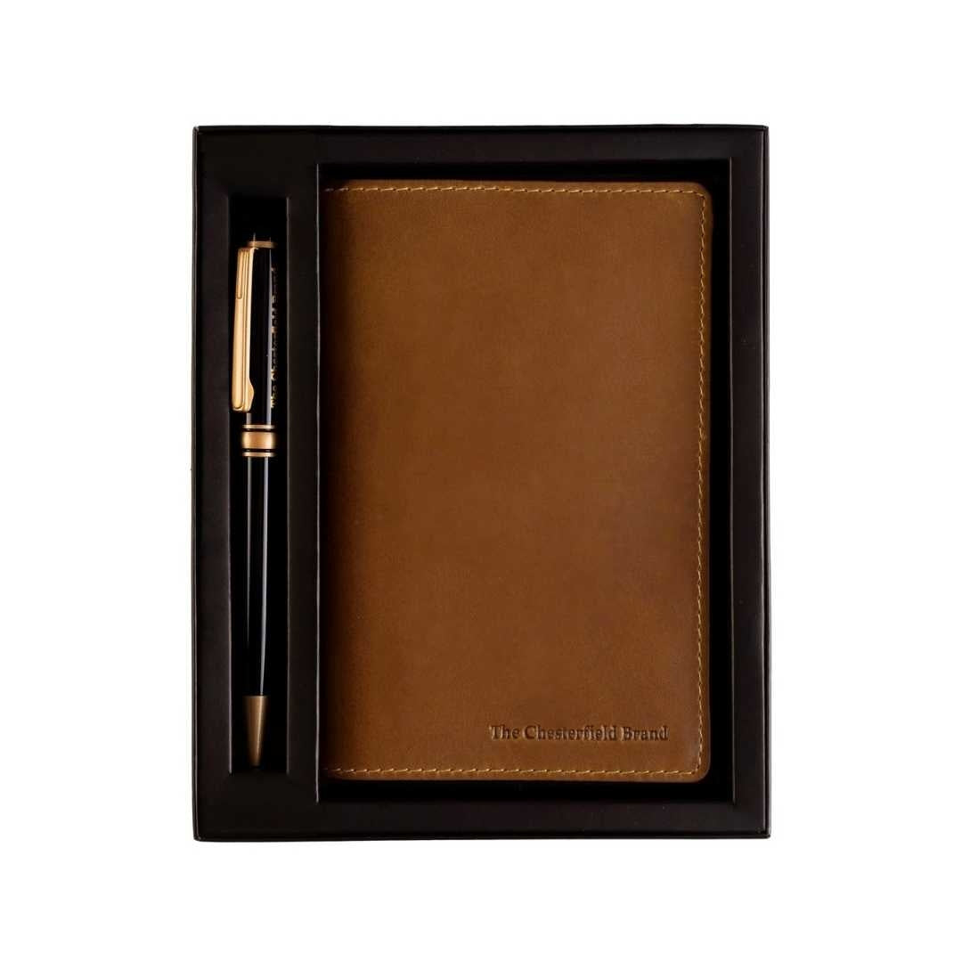 
Giftset Leather Writing Case and Pen (Passport holder) in Classic Full-Grain Leather - Widok z przodu i dopasowana sylwetka | Kup online w oficjalnym sklepie