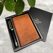 
Classic Full-Grain leather Goods - Widok z tyłu z dopasowanymi ramionami i czystym dołem