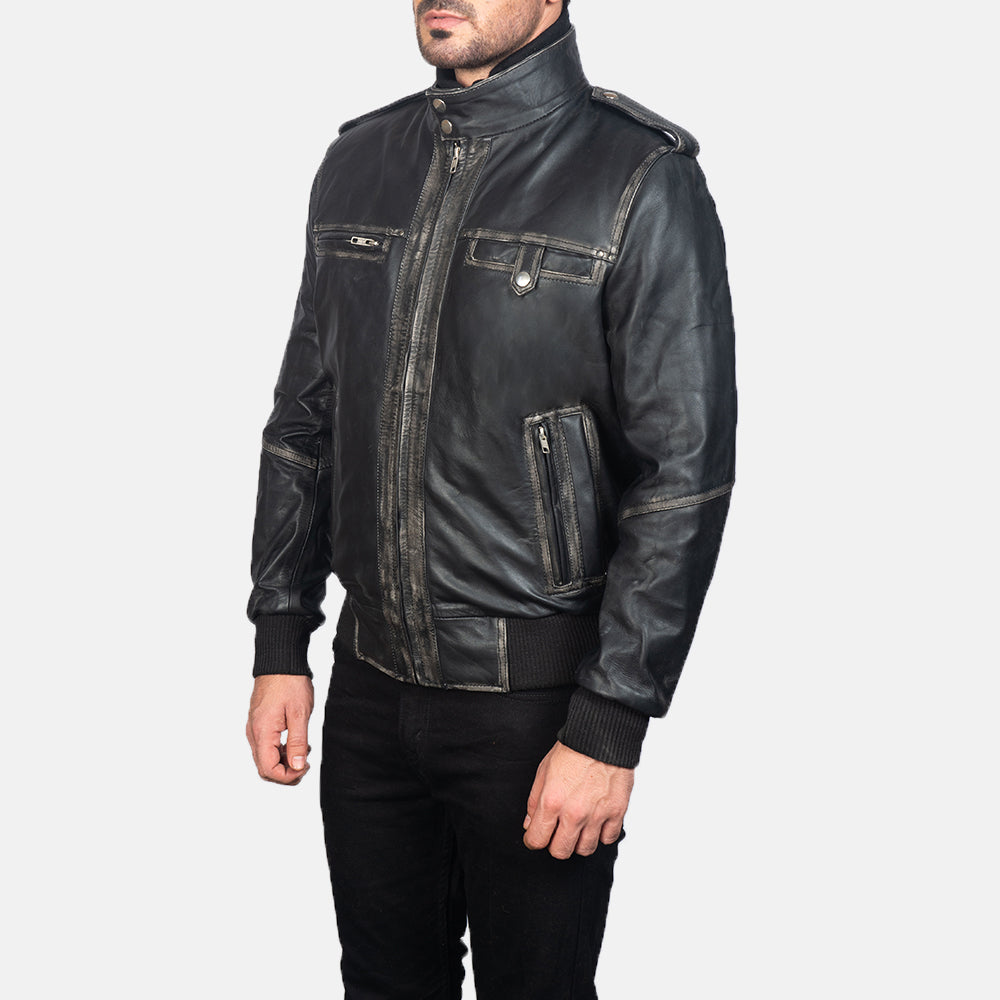 
Black Cowhide Leather Bomber Jacket - Widok z tyłu z dopasowanymi ramionami i czystym dołem