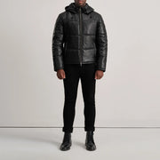
Gordon Tan Hooded Leather Puffer Jacket - Widok z boku z ergonomicznym krojem rękawa