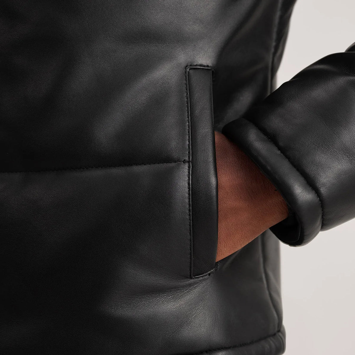 
Widok podszewki Showing Polyester Lining & Dwie funkcjonalne kieszenie wewnętrzne