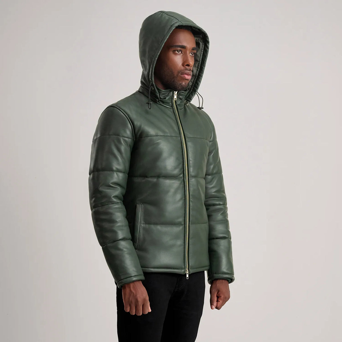 
Zdjęcie na sylwetce:  Gordon Tan Hooded Leather Puffer Jacket na modelu w naturalnym świetle dziennym