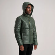 
Zdjęcie na sylwetce:  Gordon Tan Hooded Leather Puffer Jacket na modelu w naturalnym świetle dziennym