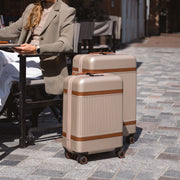 
Szczegółowe zbliżenie of Classic Collar & Heavy-Duty Zipper Hardware on Hand Luggage Suitcase Zuna Damska Damska