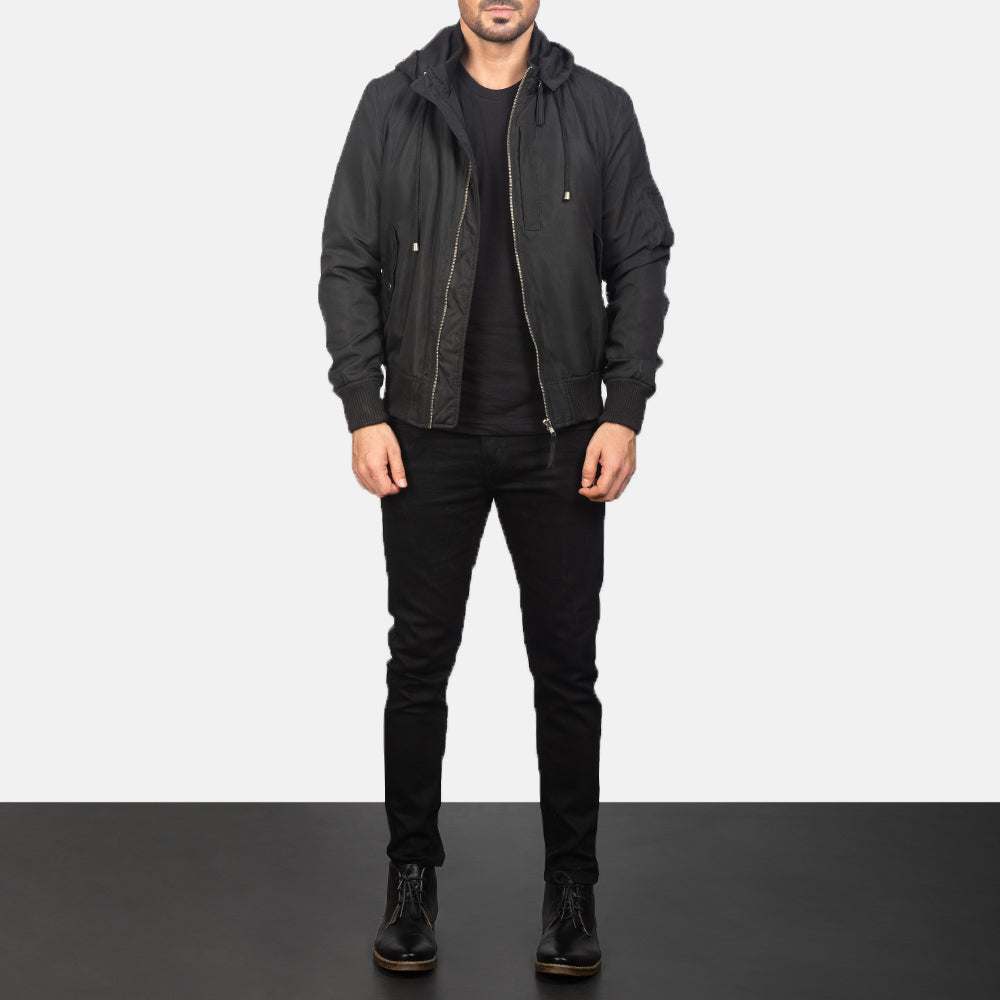 
Hanklin Ma-1 Black Hooded Bomber Jacket - Widok z boku z ergonomicznym krojem rękawa