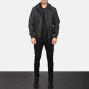 
Hanklin Ma-1 Black Hooded Bomber Jacket - Widok z boku z ergonomicznym krojem rękawa