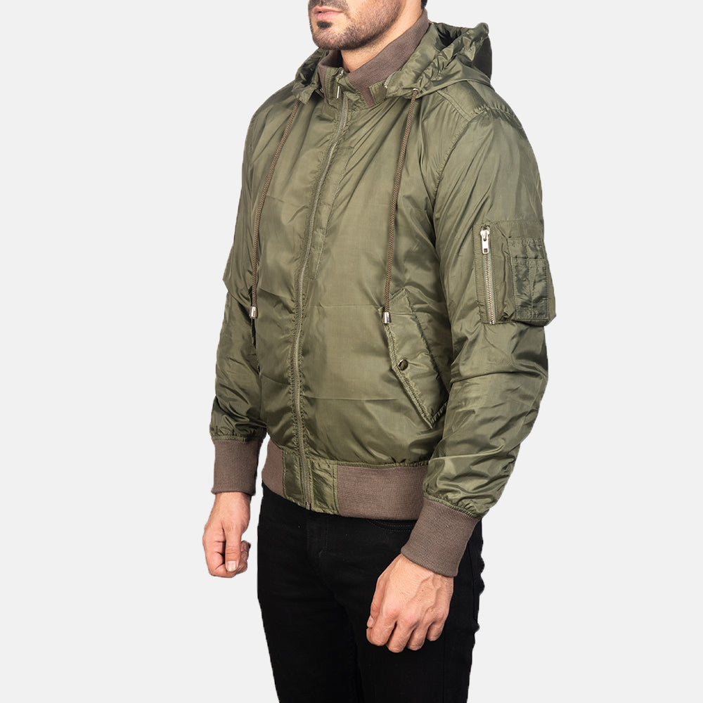 
Green Nylon Bomber Jacket - Widok z tyłu z dopasowanymi ramionami i czystym dołem