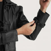 
Szczegółowe zbliżenie of Shirt collar with a large hood & Belted Hardware on Huntsman Czarny Hooded Skórzany Trencz Męska