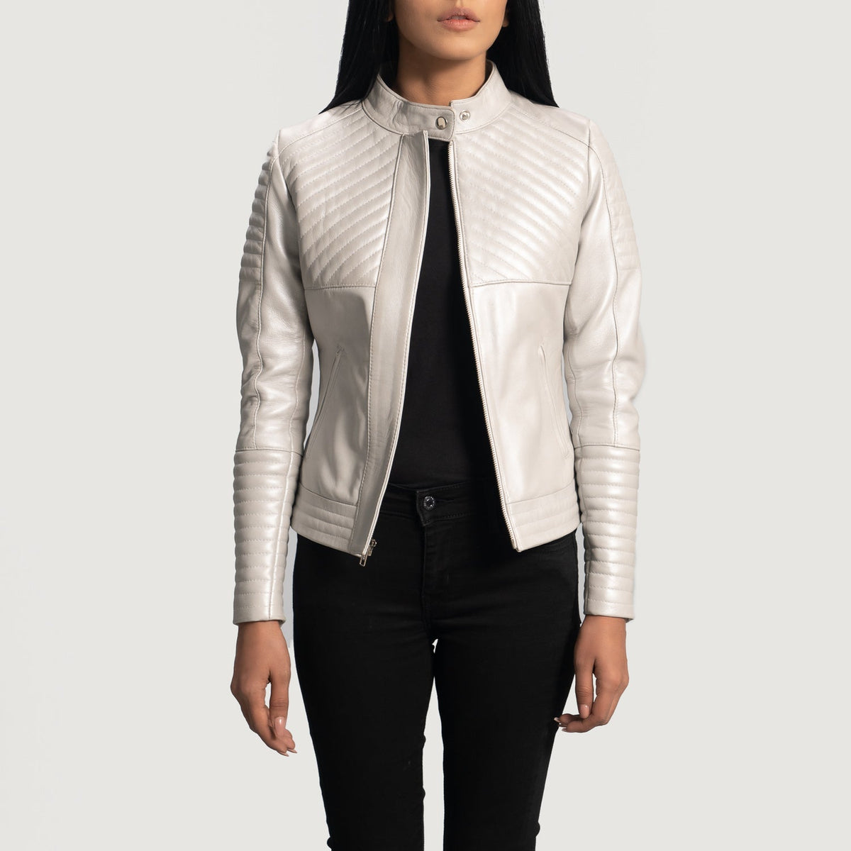 Ice Maiden Silver Quilted Leather Biker Jacket - Widok z boku z ergonomicznym krojem rękawa