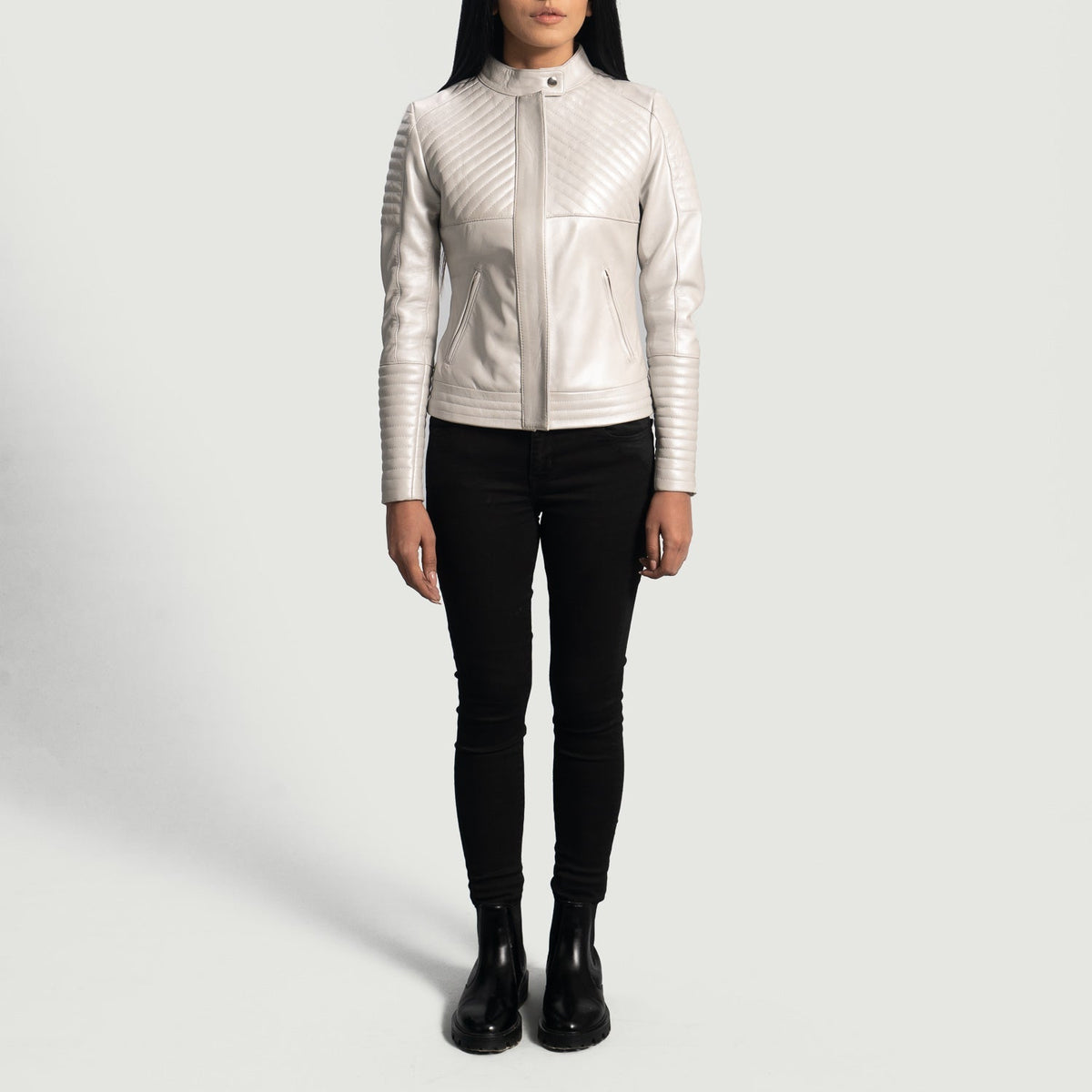Zbliżenie stójki z napą i zamków na Ice Maiden Silver Quilted Leather Biker Jacket
