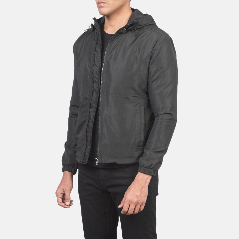 
Black Polyester Hooded Jacket - Widok z tyłu z dopasowanymi ramionami i czystym dołem