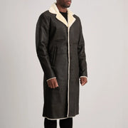 
Brown Sheepskin Snuffed Aviator Jacket - Widok z tyłu z dopasowanymi ramionami i czystym dołem