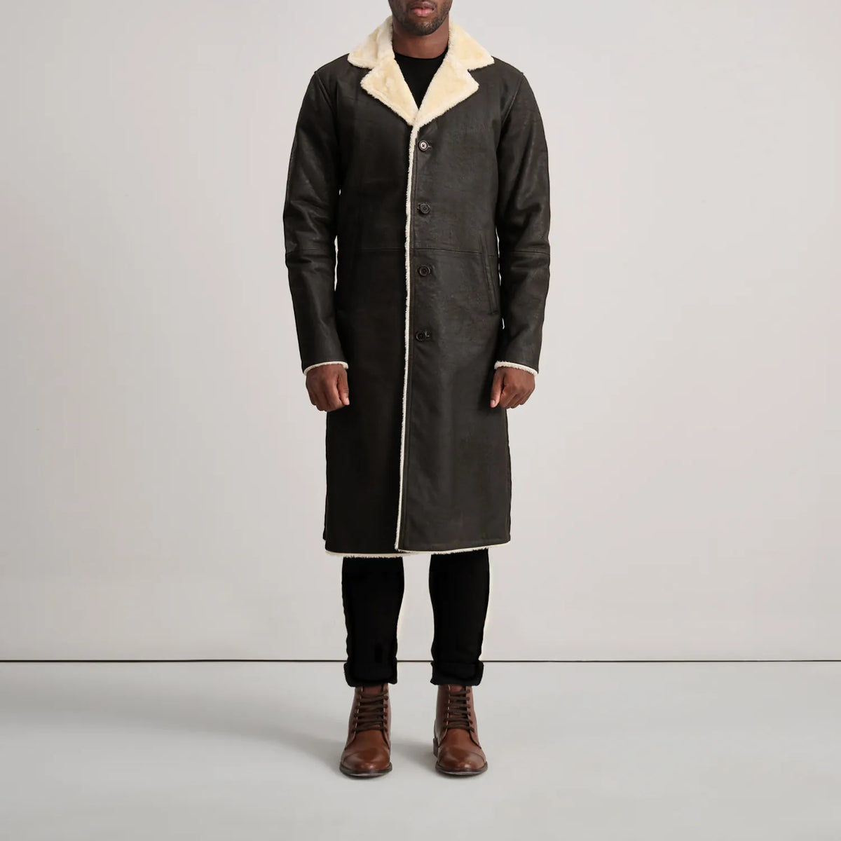 
Kolby Tumbled Brown Shearling Long Coat - Widok z boku z ergonomicznym krojem rękawa