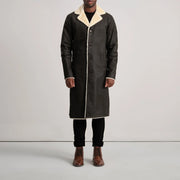 
Kolby Tumbled Brown Shearling Long Coat - Widok z boku z ergonomicznym krojem rękawa
