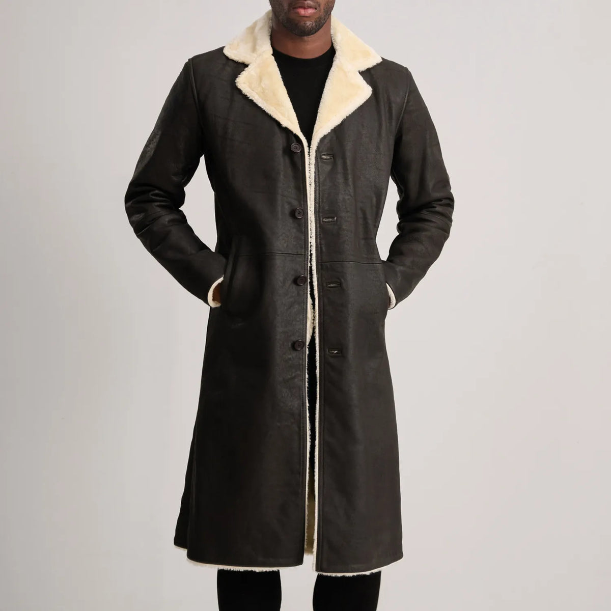 
Szczegółowe zbliżenie of Notch & Button Hardware on Kolby Tumbled Brown Shearling Long Coat