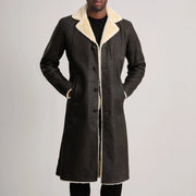 
Szczegółowe zbliżenie of Notch & Button Hardware on Kolby Tumbled Brown Shearling Long Coat