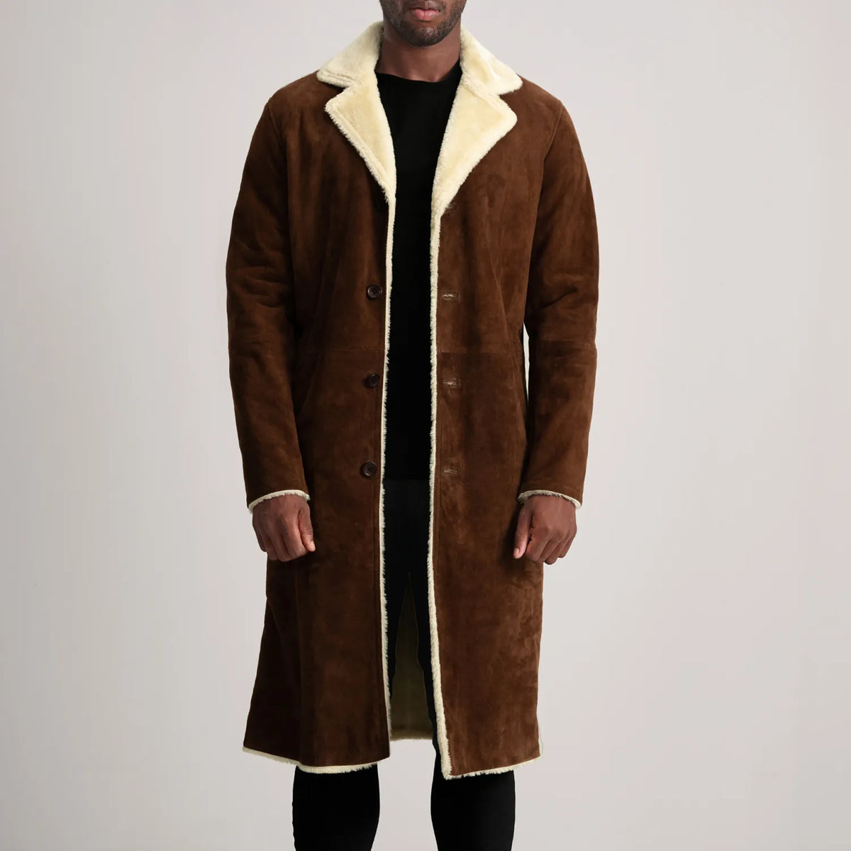 
Kolby Brown Suede Shearling Long Coat in Brown Goatskin Suede - Widok z przodu i dopasowana sylwetka | Kup online w oficjalnym sklepie