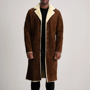 
Kolby Brown Suede Shearling Long Coat in Brown Goatskin Suede - Widok z przodu i dopasowana sylwetka | Kup online w oficjalnym sklepie