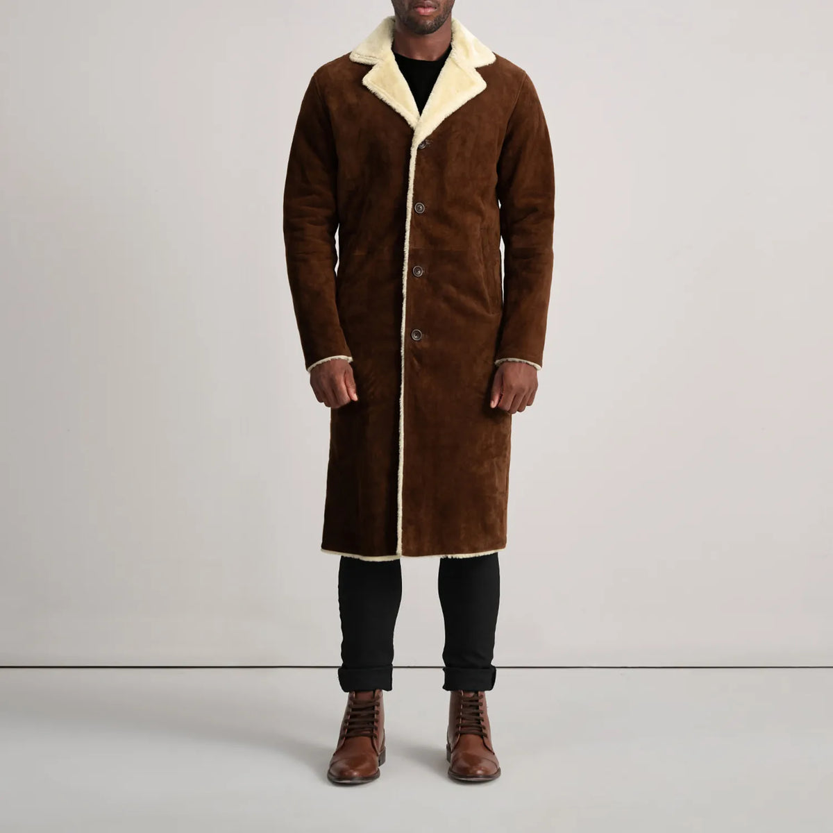 
Kolby Brown Suede Shearling Long Coat - Widok z boku z ergonomicznym krojem rękawa