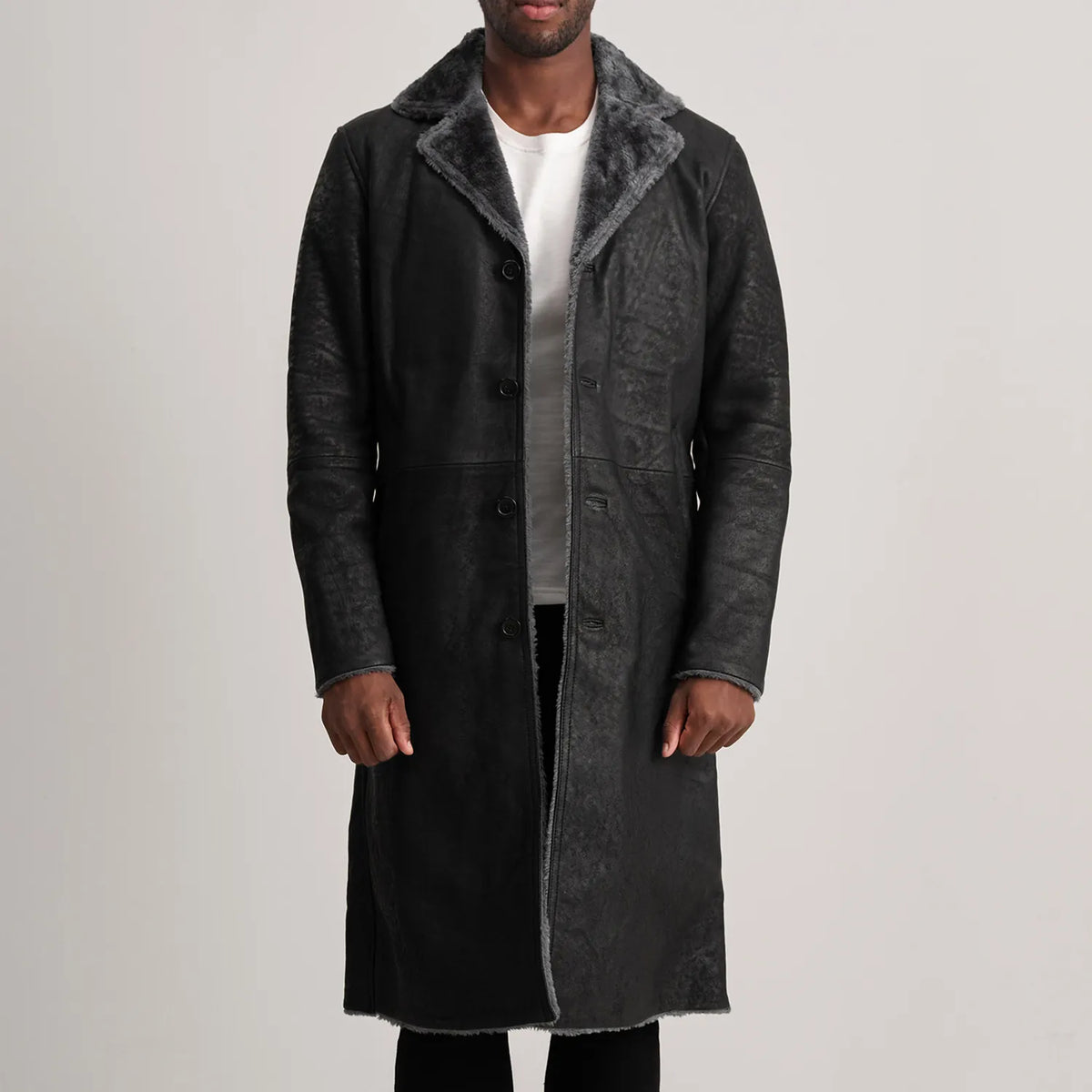 
Kolby Distressed Black Shearling Long Coat in Distressed Black Sheepskin Snuffed - Widok z przodu i dopasowana sylwetka | Kup online w oficjalnym sklepie