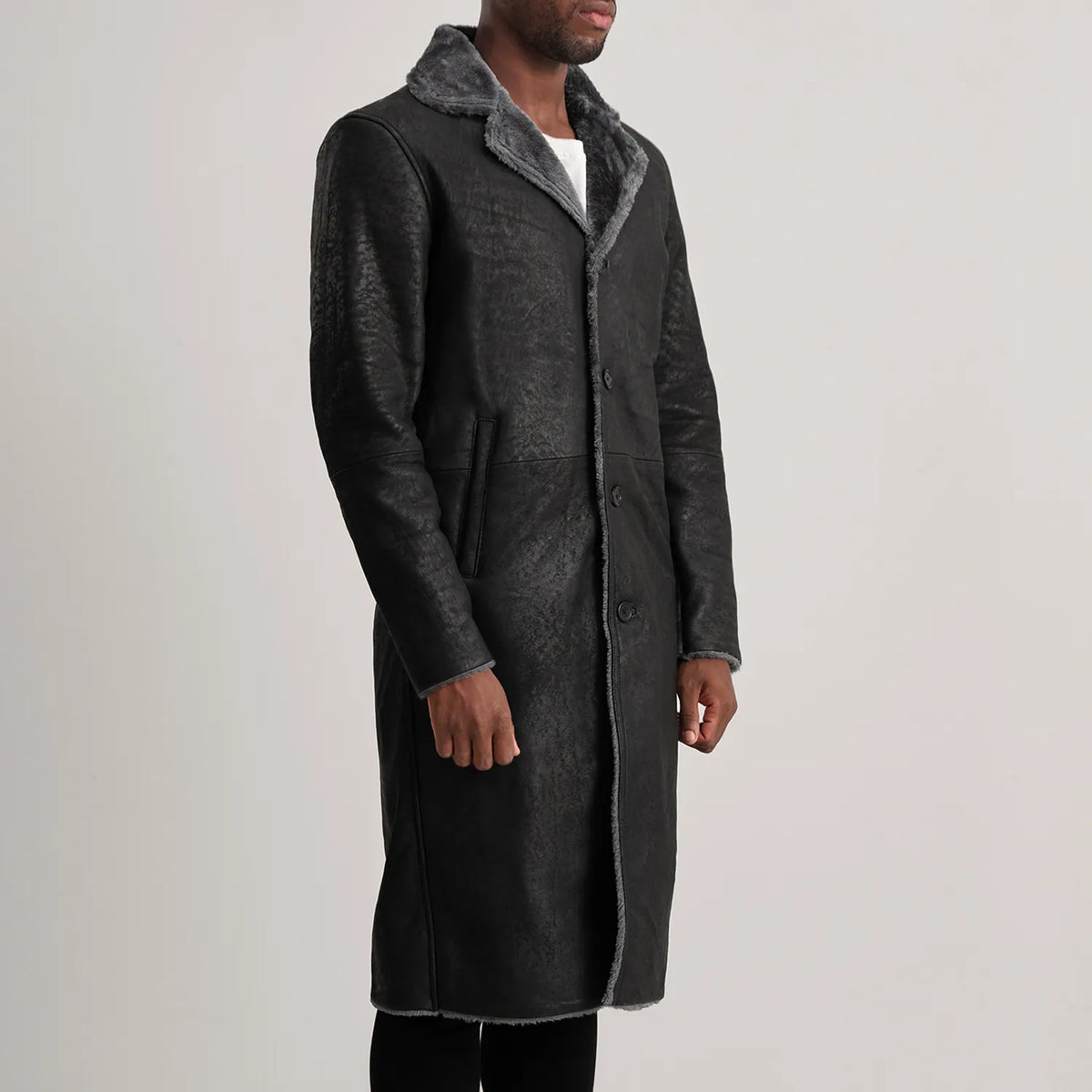 
Distressed Black Sheepskin Snuffed Aviator Jacket - Widok z tyłu z dopasowanymi ramionami i czystym dołem