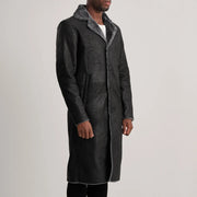 
Distressed Black Sheepskin Snuffed Aviator Jacket - Widok z tyłu z dopasowanymi ramionami i czystym dołem