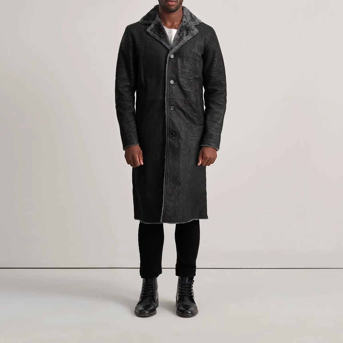 
Kolby Distressed Black Shearling Long Coat - Widok z boku z ergonomicznym krojem rękawa